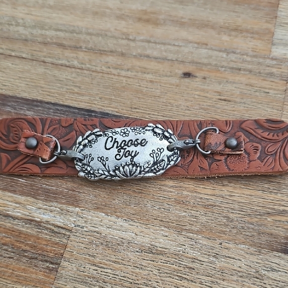 Handcrafted Leather Cuff with a silver-toned embellishment "Choose Joy" - Picture 3 of 7